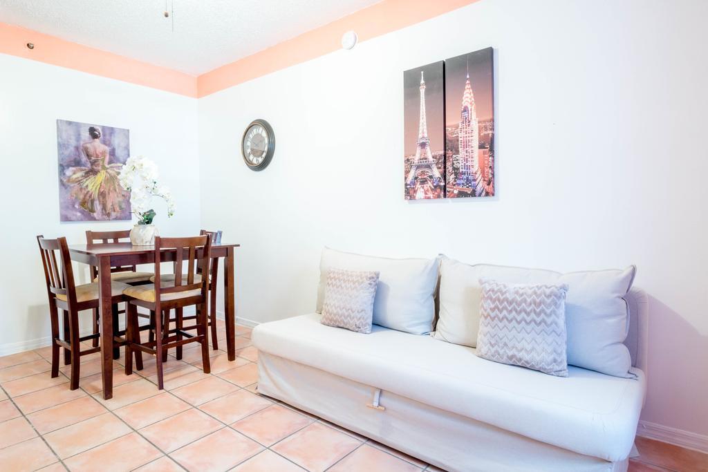 Ocean Walk Apartments マイアミビーチ エクステリア 写真