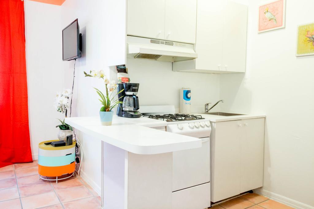 Ocean Walk Apartments マイアミビーチ エクステリア 写真