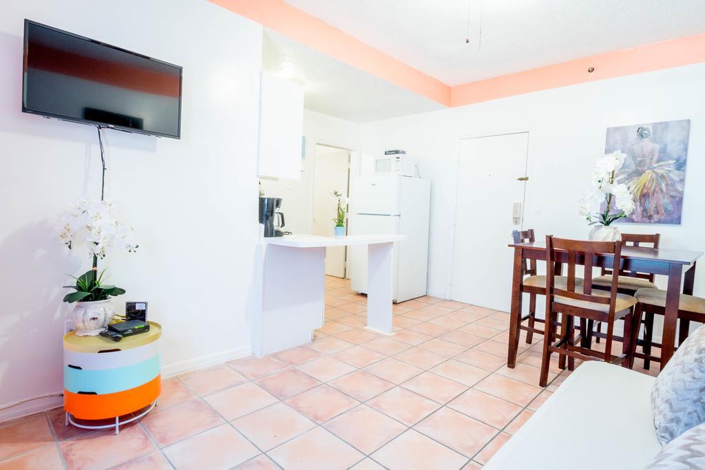 Ocean Walk Apartments マイアミビーチ エクステリア 写真